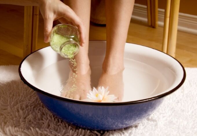 Baths with mint salt will help to quickly get rid of onychomycosis