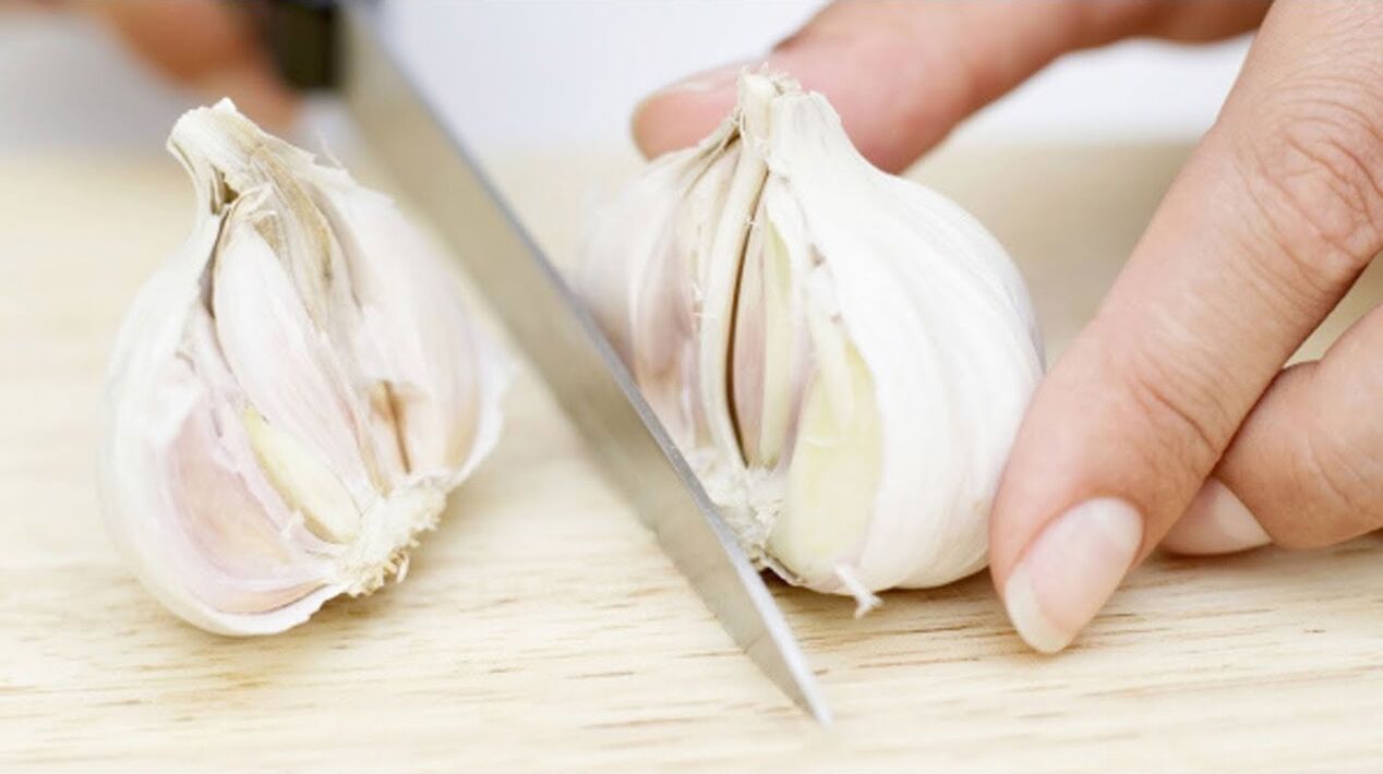 Garlic - a folk remedy to fight toenail fungus